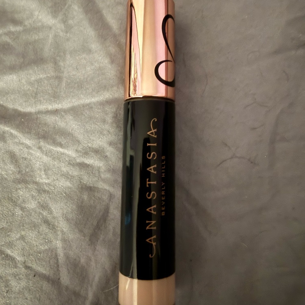 Anastasia Beverly Hills magic touch concealer